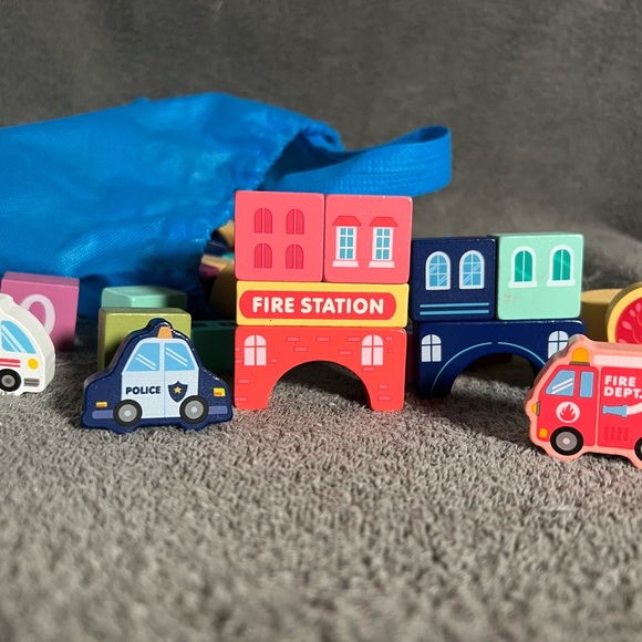 City Builder Wooden Block Set - 100 Pieces - Picture 2 of 7